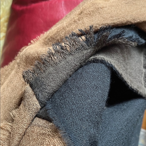 Uniqlo Wool Scarf in 3 different colors, large, beautiful, light, warm - Picture 15 of 15